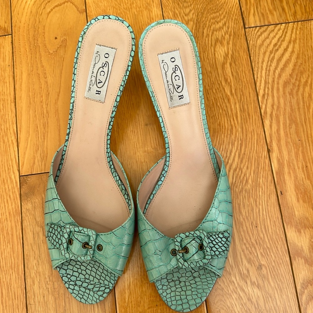 Oscar de la Renta leather sandals.